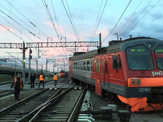 Из-за схода с рельсов электрички в Петербурге задерживаются два поезда