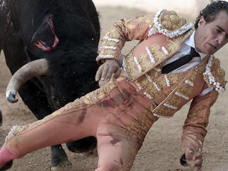 Во Франции скончался испанский матадор, которого ранил бык