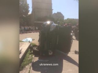 Внедорожник влетел в толпу в центре Львова
