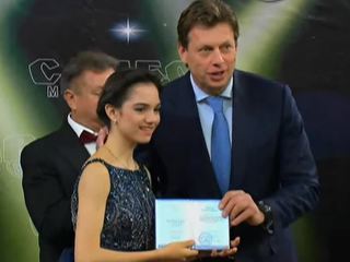 Чемпионка и рекордсменка Евгения Медведева получила школьный аттестат