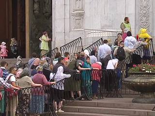 Мощи уезжают в Петербург: у Храма Христа Спасителя очередь выстроилась от метро