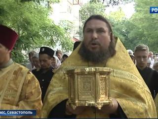 В Крыму верующие прошли Крестным ходом с мощами князя Владимира