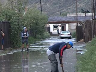 Наводнение принесло в Кызыл мусор с городских свалок