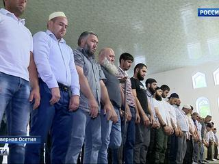 Сотни верующих отправились в хадж от центральной мечети в Кизляре