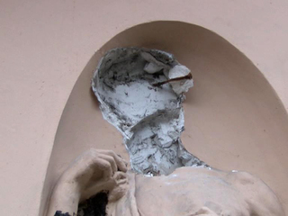 Вандалы обезглавили скульптуру у дома Ахматовой