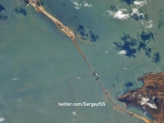 Фото с орбиты: Крымский мост сняли с борта МКС