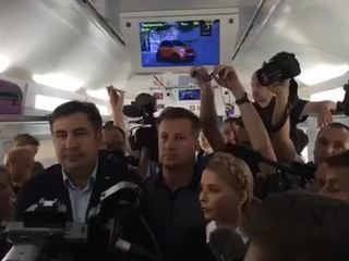 Пассажиры решили покинуть поезд, застрявший в Польше из-за Саакашвили