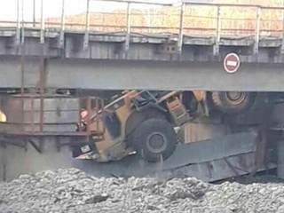 В Забайкалье рухнувший пролет моста придавил рабочих