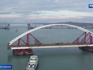 Автодорожная арка Крымского моста доплыла до места установки