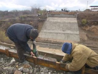 В ДНР начали восстанавливать разрушенные мосты и дороги
