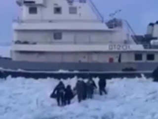 Паром во льдах: пассажиры спасены