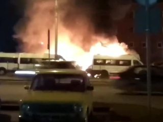 Ночью на одном из авторынков Петербурга сгорели 8 микроавтобусов