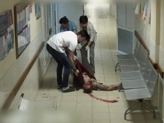 В смоленской больнице пациент ползал по полу, стонал и истекал кровью, но всем было все равно