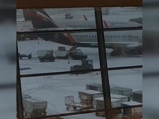 В Шереметьево водитель погрузчика устроил дрифт по первому снегу