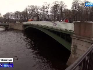 В Петербурге реставрируют знаменитых грифонов с Банковского моста