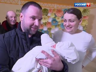 Приданое для младенцев: в Москве первые новорожденные получили подарки от мэра