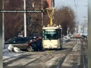 В Новосибирске опаздывавшие на работу пассажиры унесли машину с трамвайных путей
