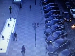 Москвич попытался поджечь машины у здания Совфеда и загорелся сам