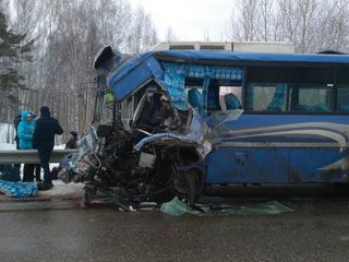 Два человека погибли в лобовом столкновении грузовика с автобусом в Томской области