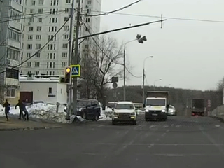 Водитель уронил светофор, уходя от столкновения в Москве