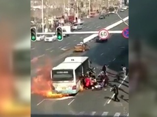 В Китае загорелся автобус, набитый битком пассажирами