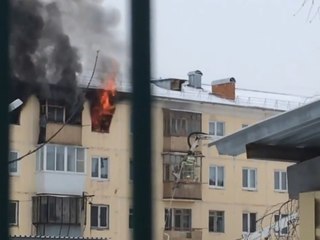 Чудесное спасение уральца из объятой пламенем квартиры сняли на видео
