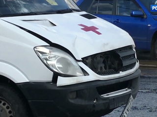 Машина скорой помощи сбила пешеходов: пострадали двое подростков