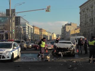 Mercedes протаранил скорую помощь в центре Москвы