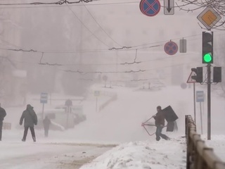 Снегопад в Кирове парализовал движение транспорта