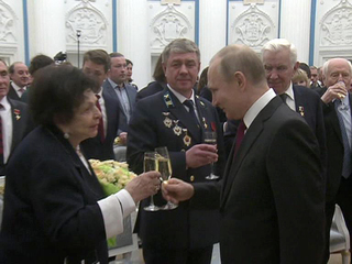 Путин вручил медали 