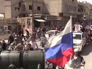 В Восточном Каламуне жители вышли на улицы, чтобы встретить колонну сирийских и российских военных
