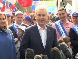 Тысячи москвичей прошли по Красной площади с шариками и транспарантами