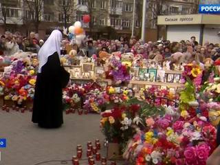 Патриарх Кирилл возложил цветы к народному мемориалу у 