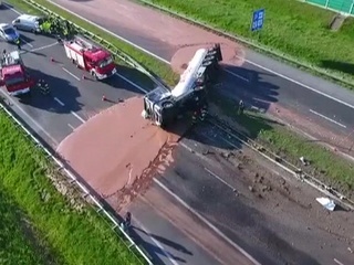 В Польше грузовик с шоколадом перевернулся и превратил трассу в сладкую реку