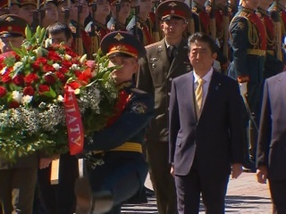 Синдзо Абэ возложил цветы к Могиле Неизвестного солдата
