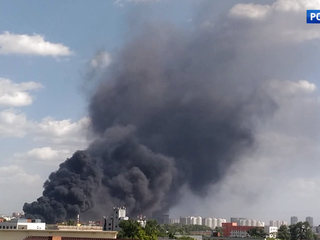 Крупный пожар на юго-востоке Москвы тушили с вертолета