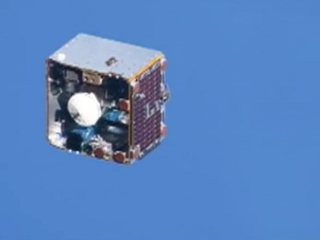 Спутник, пролетающий возле МКС. Видео от космонавта Артемьева