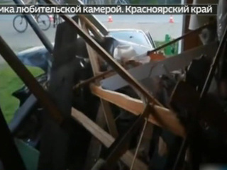 В селе Красноярского края лихачи не вписываются в поворот и влетают в один из домов