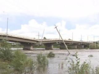 В Чите из-за наводнения рухнул автомобильный мост