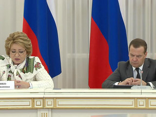 Медведев призвал не делить нацпроекты на федеральные и региональные