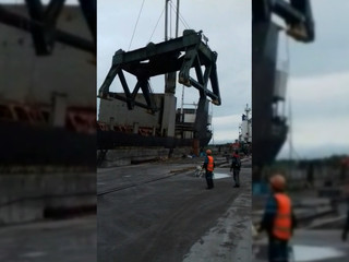Авария при разгрузке корабля в порту Новороссийска попала на видео