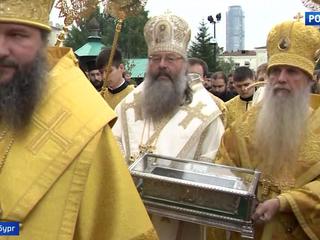 В Екатеринбурге сотни паломников встретили мощи святого Спиридона Тримифунтского