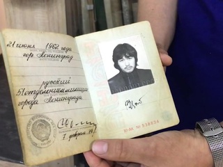 Паспорт Виктора Цоя и записную книжку с контактами советских рок-звезд выставят на аукцион