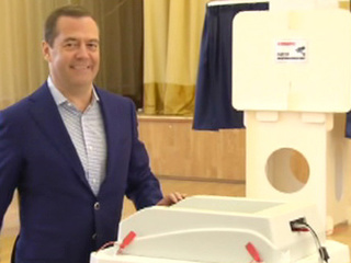 Медведев проголосовал в школе в Раменках