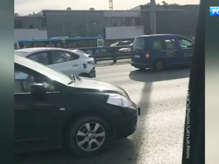 На юго-западе Москвы столкнулись автобус и четыре машины