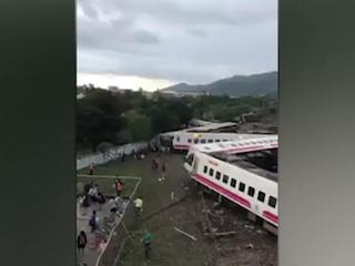Опубликованы кадры с места крушения поезда на Тайване, где погибли 17 человек