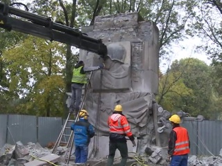 Ломать - не строить: в Варшаве окончательно демонтировали памятник советским солдатам