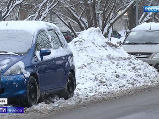 Заснеженная столица борется со снегопадом: на Москву надвигаются рождественские морозы
