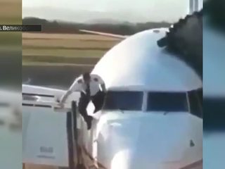 Английский летчик забыл ключи от самолета и залез в кабину через окно