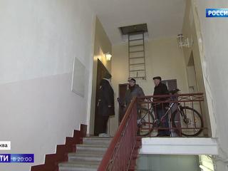Шкаф вместо лифта: жители дома в центре Москвы идут пешком до 10 этажа